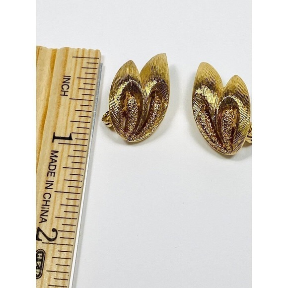 MONET Clips Clip Ons Earrings Gold Tone Textured Double Leaf Vintage Signed - Picture 9 of 16